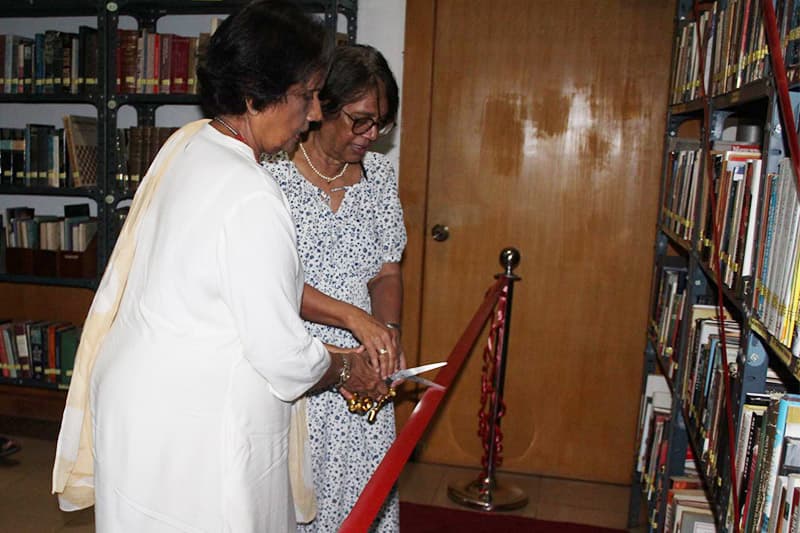 මංගලගේ පුස්තකාලය ආයතන හතරක් වෙත පරිත්යාග කරයි