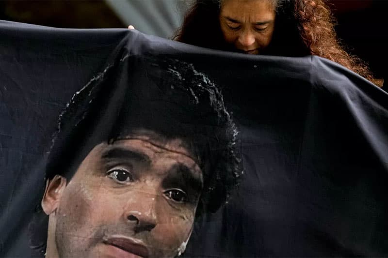 ආජන්ටිනා ජාතික කොඩි, ගායනා, අංක 10 කමිස මැද මැරඩෝනාගේ මරණයේ නඩුව ඇරඹේ