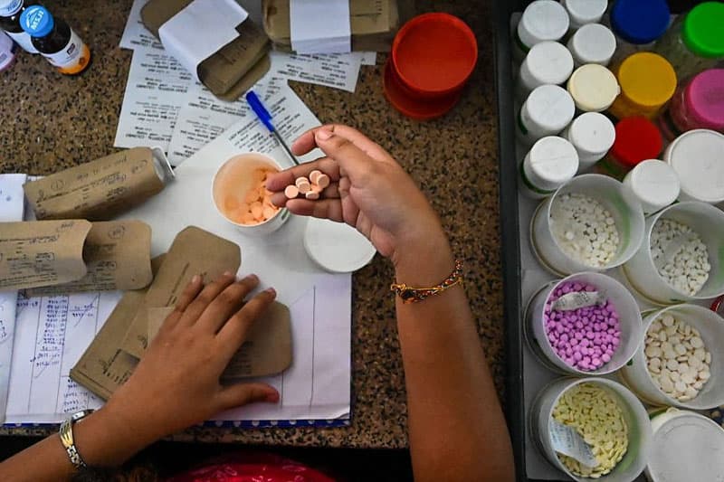 රෝහල්වල නැති බෙහෙත් නියම කරන හැටි විශේෂඥ වෛද්යවරු ඇමතිගෙන් අසති