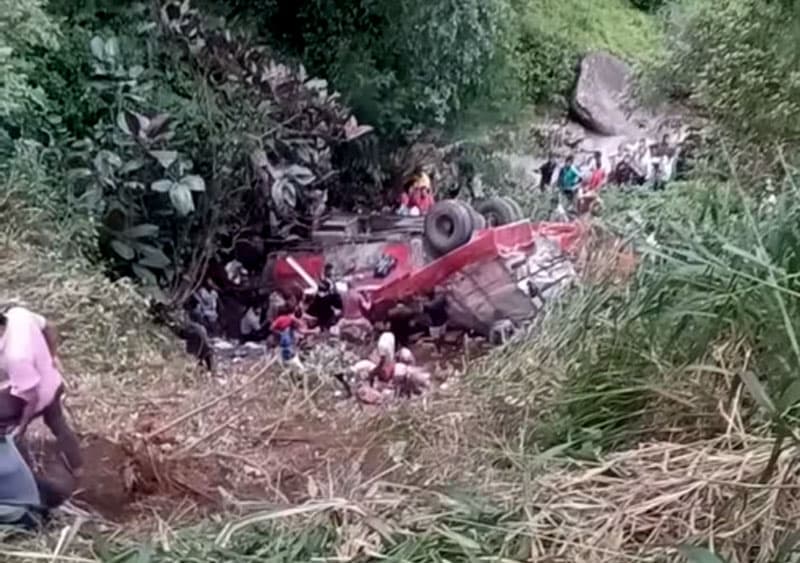 කොත්මලේ බස් අනතුර: 'බස් එක ස්පීඩ් ආවා ටිකක්... ඇවිල්ලා බ්රේක් පාර ගහනකොට වම් පැත්තට බස් එක ඇඹරුණා'