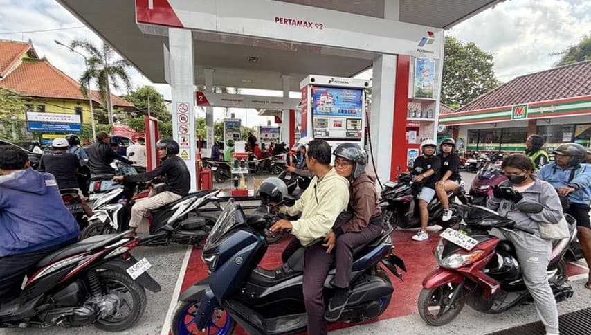 බාලි ඉන්ධන පෝලිම් ලිහිල් කිරීමට හමුදාව පොම්ප ක්රියාකරවයි