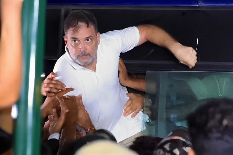 දිල්ලියේ දැඩි නොසන්සුන්තාවක්: රාහුල් ඇතුළු විපක්ෂ මන්ත්රීවරු අත්අඩංගුවට