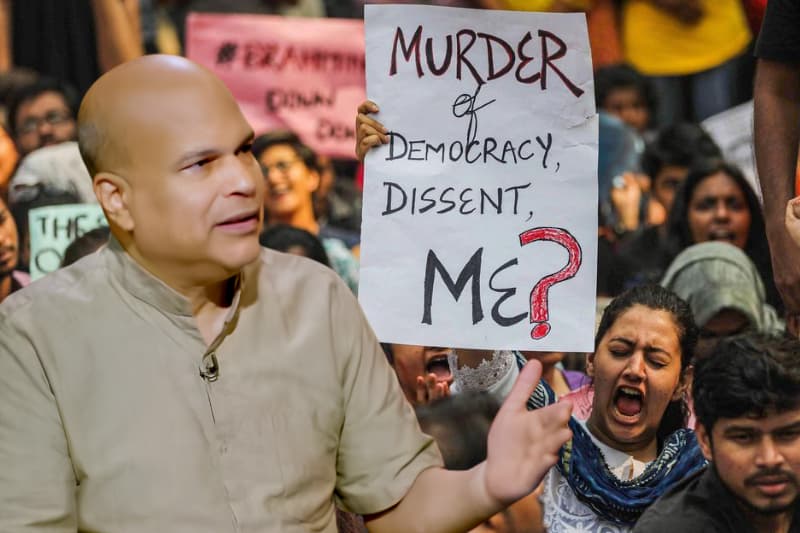 ලෝක තරුණ නැගිටීම් හමුවේ ප්රජාතන්ත්රවාදී ව්යුහයන් මුහුණදෙන අර්බුදය