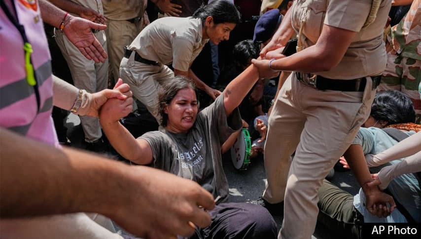 ඉන්දීය මැතිවරණ ප්රධානියා එළවන්න ‘කැරපොතු’ ව්යාපාරයෙන් දැවැන්ත විරෝධතා