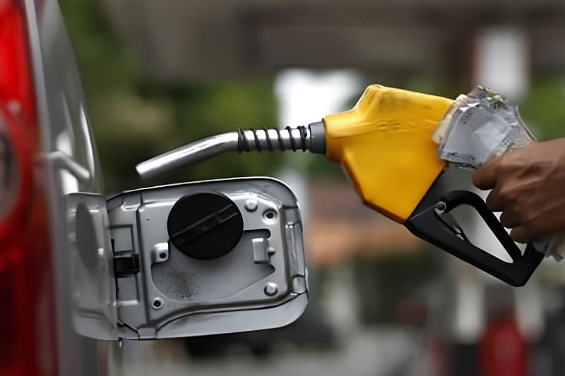 පිරවුම්හල් කිහිපයක තදබදයක්: හේතුව බෙදුම්කරුවන් හෙළිකරයි
