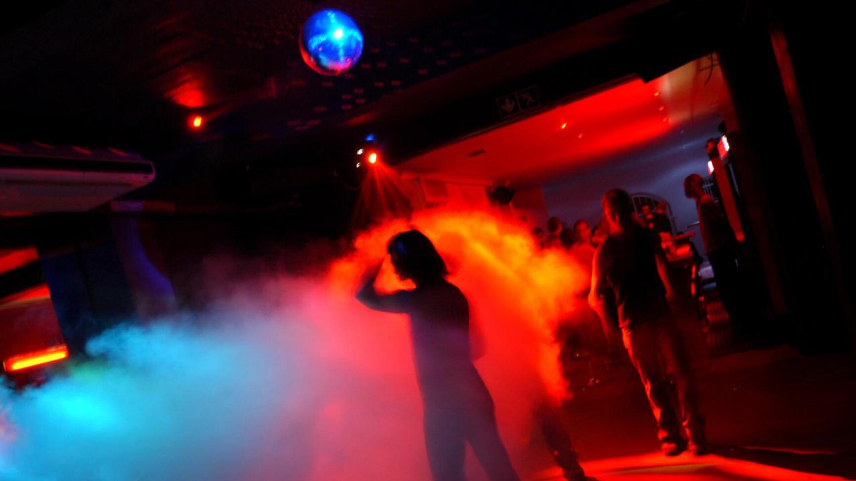 CLUBS & DRUGS.A DANCE FLOOR SCENE IN A CLUB.15.12.04.PIC GARY VAN WYK/STORY ASHLEY.                                 