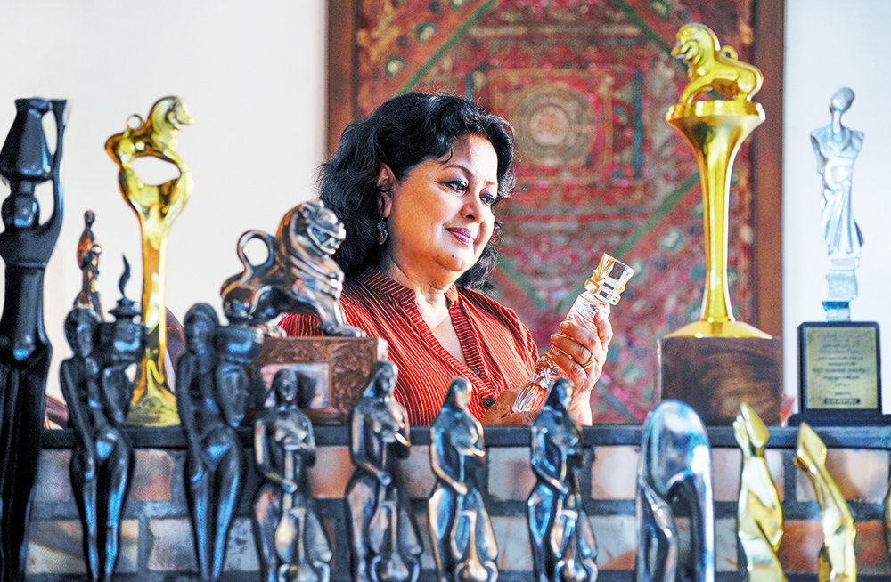 නිළි රැජින වෙනුවෙන් ලක්ෂ 55 ක් වෙන් කිරීම පාප කර්මයක්ද? | Asoka Handagama