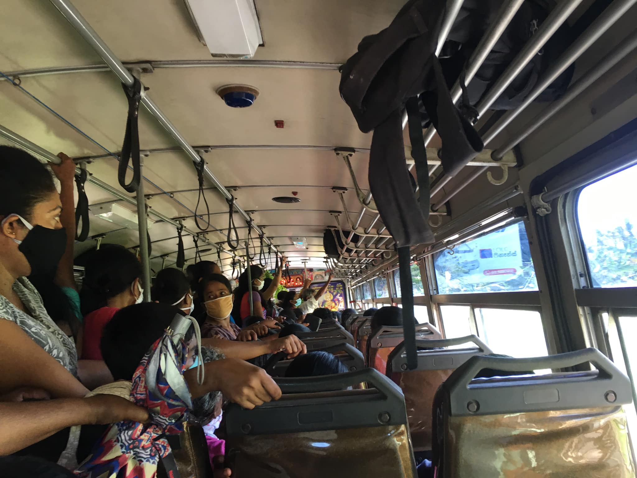 කොරෝනා දෙවන රැල්ලට අත වැනීමක්: මීටරේ දුර අසාර්ථකයි! - මිනිස්සු බස්වල  තෙරපෙයි! (Photos)