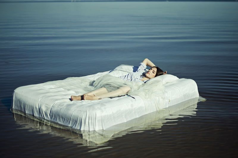 Кровать на воде. Фотосессия на матрасе на воде. Водный матрас для кровати. Кровать с матрасом. Часто снится вода